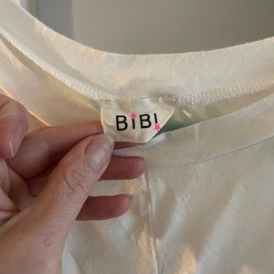 Women’s white sleeveless shirt